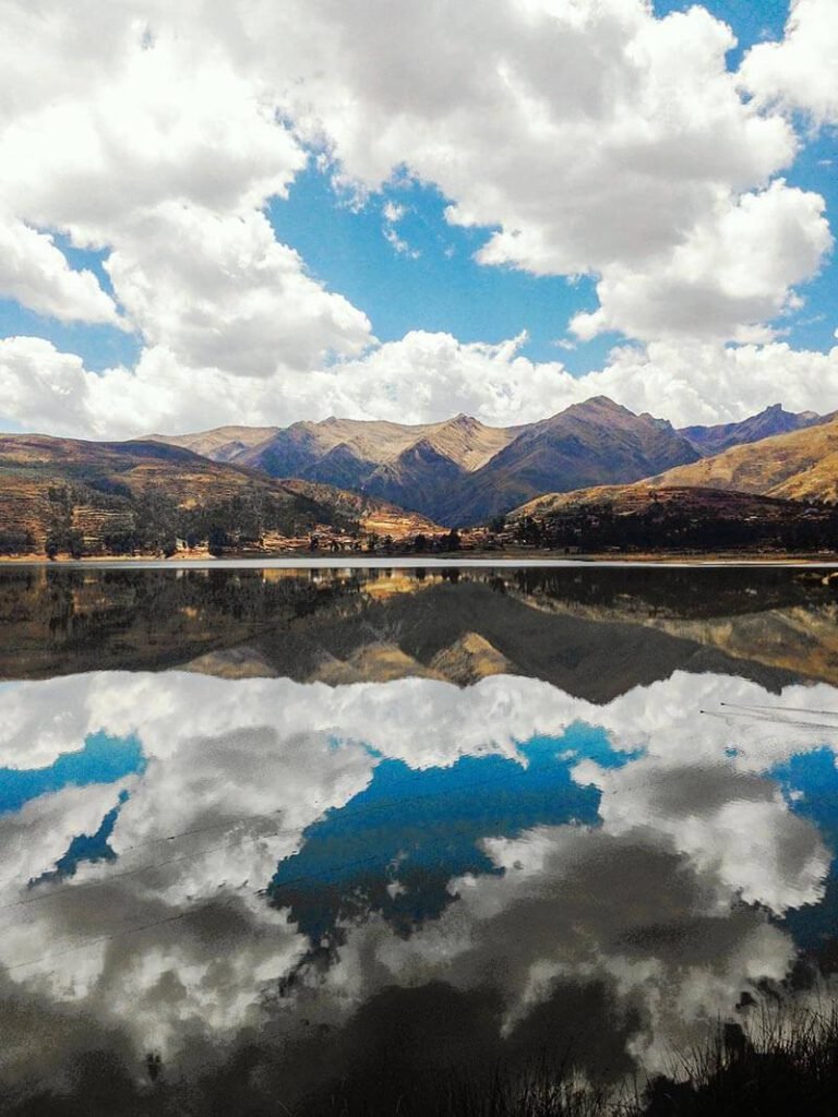 Landschaft mit Bergen und klarem Bergsee, Symbol für Coaching für Persönlichkeitsentwicklung in Berlin und online