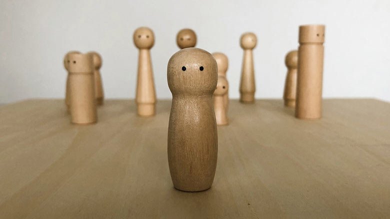 Holzfiguren als Symbol für verschiedene Individuen im Coaching für Persönlichkeitsentwicklung Berlin und online