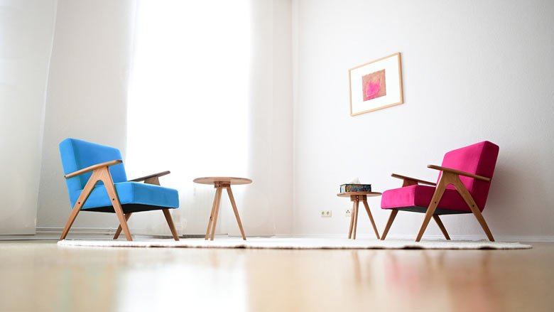 Heller Therapie-Raum mit bequemen Stühlen, Setting für Psychotherapie, als weiteres Angebot von Katharina Treder